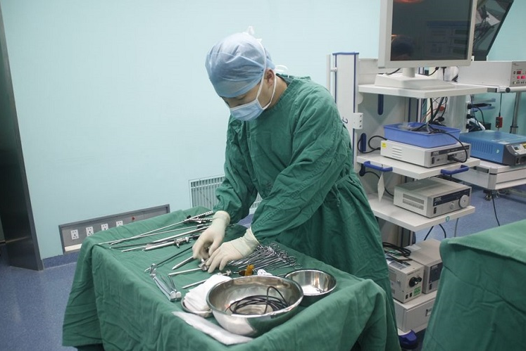 医疗软件手术室的医生不穿“白大褂”，为什么穿绿色的衣服？